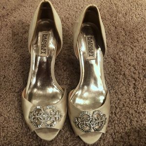 🔥Badgley Mischka D’Orsay Ivory Heels